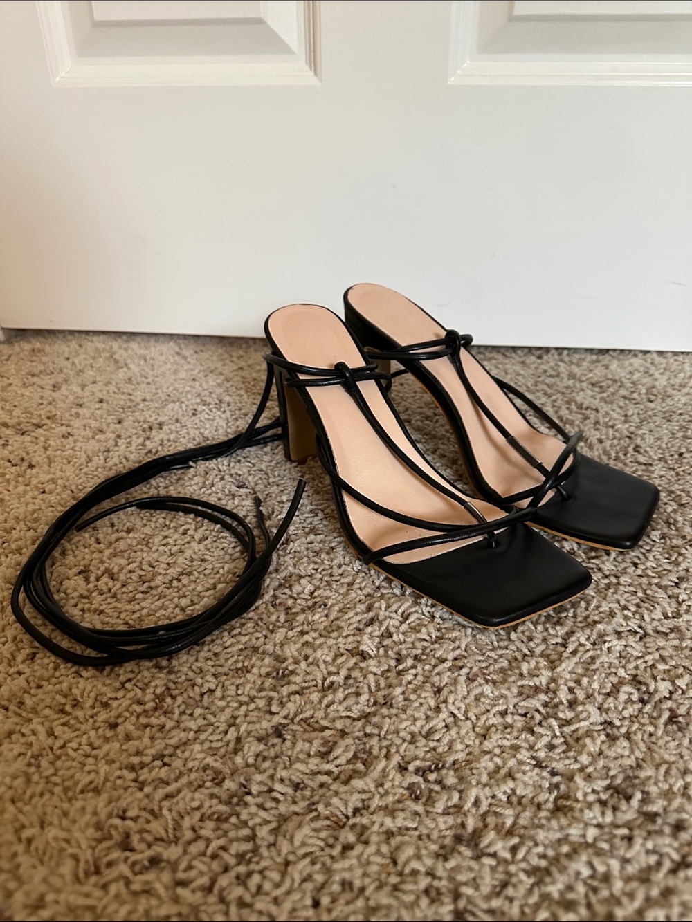 Fashion Nova women’s size 9 black leather strappy tie-up block heel sandals
